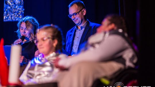 zdjęcie przedstawia dzieci na wózkach występujących na scenie GCK Gorlice