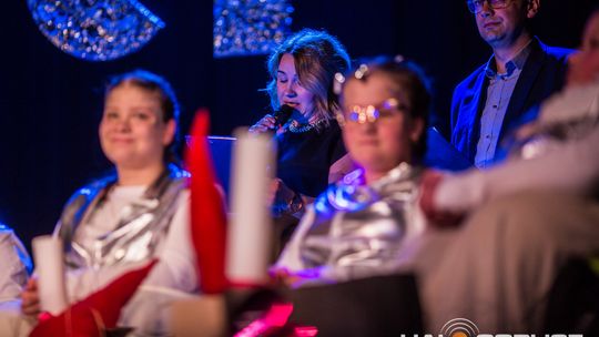 zdjęcie przedstawia dzieci na wózkach występujących na scenie GCK Gorlice