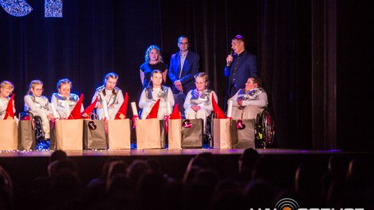 zdjęcie przedstawia dzieci na wózkach występujących na scenie GCK Gorlice