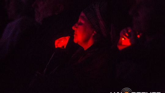 zdjęcie przedstawia dzieci na wózkach występujących na scenie GCK Gorlice