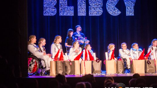 zdjęcie przedstawia dzieci na wózkach występujących na scenie GCK Gorlice