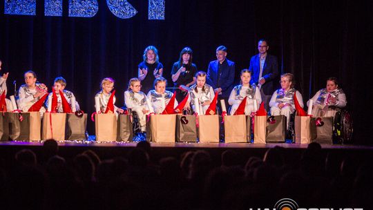zdjęcie przedstawia dzieci na wózkach występujących na scenie GCK Gorlice
