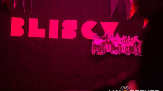 zdjęcie przedstawia dzieci na wózkach występujących na scenie GCK Gorlice