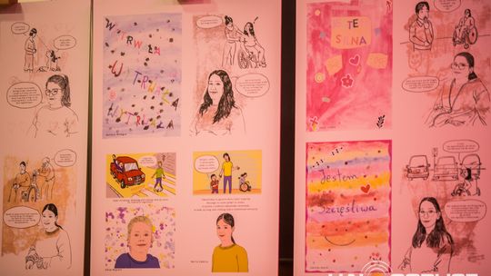 zdjęcie przedstawia dzieci na wózkach występujących na scenie GCK Gorlice