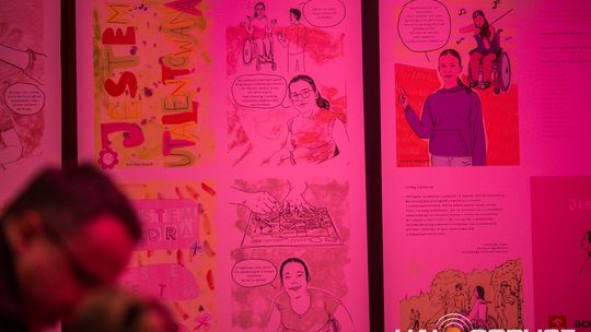 zdjęcie przedstawia dzieci na wózkach występujących na scenie GCK Gorlice