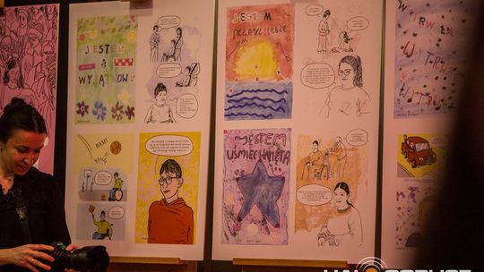 zdjęcie przedstawia dzieci na wózkach występujących na scenie GCK Gorlice