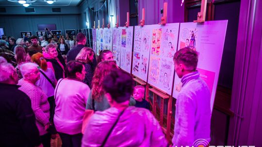 zdjęcie przedstawia dzieci na wózkach występujących na scenie GCK Gorlice