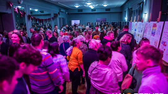 zdjęcie przedstawia dzieci na wózkach występujących na scenie GCK Gorlice