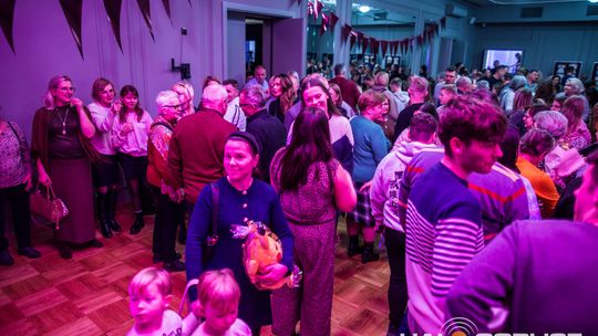 zdjęcie przedstawia dzieci na wózkach występujących na scenie GCK Gorlice