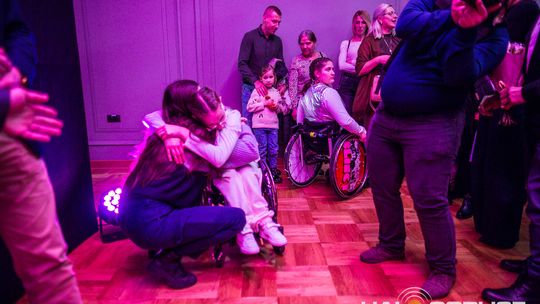 zdjęcie przedstawia dzieci na wózkach występujących na scenie GCK Gorlice