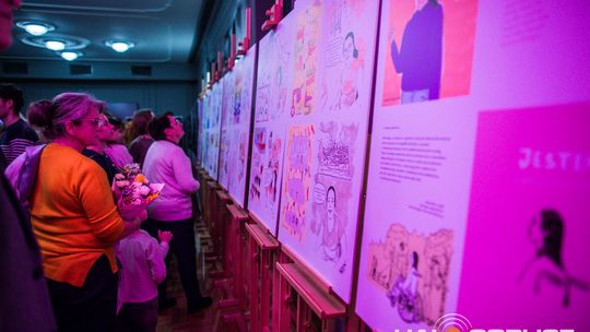 zdjęcie przedstawia dzieci na wózkach występujących na scenie GCK Gorlice