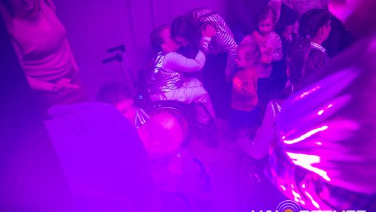 zdjęcie przedstawia dzieci na wózkach występujących na scenie GCK Gorlice