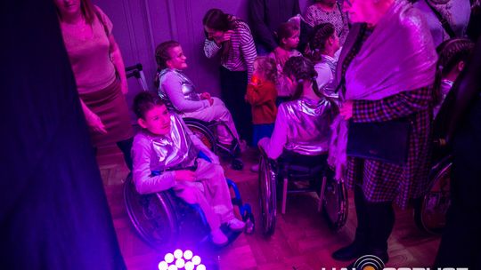 zdjęcie przedstawia dzieci na wózkach występujących na scenie GCK Gorlice