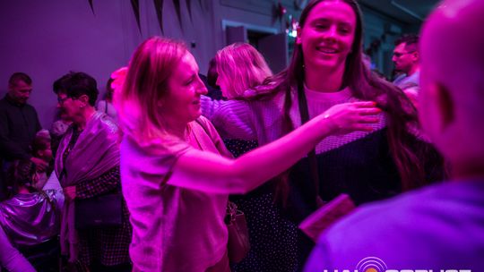 zdjęcie przedstawia dzieci na wózkach występujących na scenie GCK Gorlice