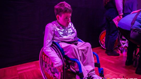 zdjęcie przedstawia dzieci na wózkach występujących na scenie GCK Gorlice