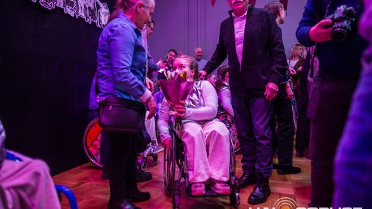 zdjęcie przedstawia dzieci na wózkach występujących na scenie GCK Gorlice