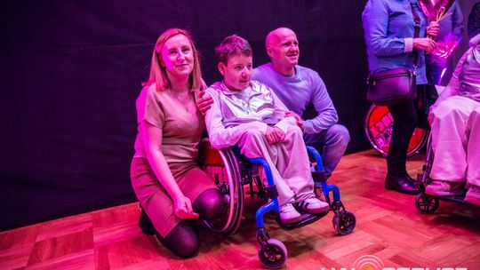 zdjęcie przedstawia dzieci na wózkach występujących na scenie GCK Gorlice