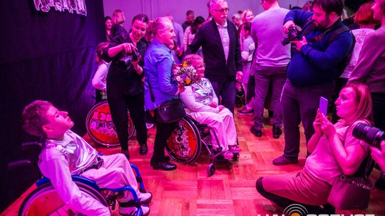 zdjęcie przedstawia dzieci na wózkach występujących na scenie GCK Gorlice