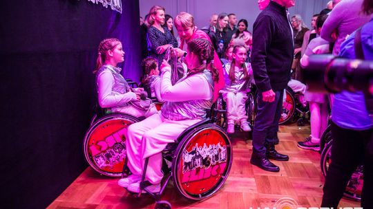 zdjęcie przedstawia dzieci na wózkach występujących na scenie GCK Gorlice