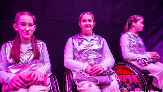 zdjęcie przedstawia dzieci na wózkach występujących na scenie GCK Gorlice