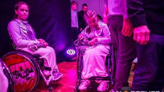 zdjęcie przedstawia dzieci na wózkach występujących na scenie GCK Gorlice