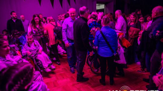 zdjęcie przedstawia dzieci na wózkach występujących na scenie GCK Gorlice