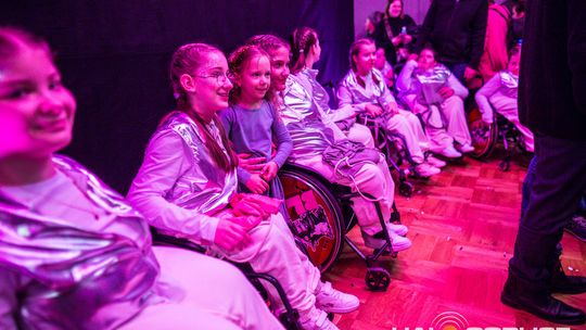 zdjęcie przedstawia dzieci na wózkach występujących na scenie GCK Gorlice