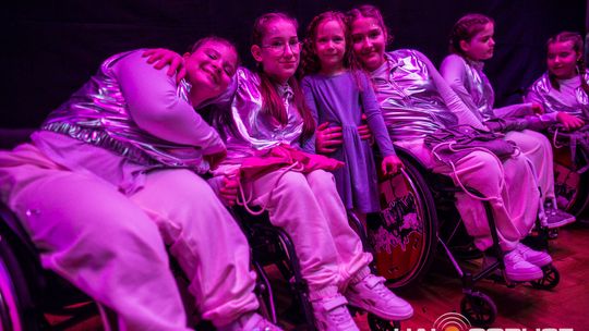 zdjęcie przedstawia dzieci na wózkach występujących na scenie GCK Gorlice