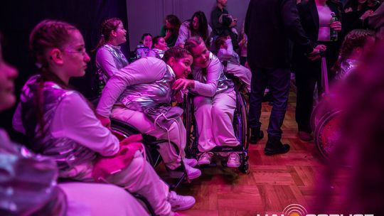 zdjęcie przedstawia dzieci na wózkach występujących na scenie GCK Gorlice