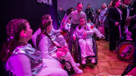 zdjęcie przedstawia dzieci na wózkach występujących na scenie GCK Gorlice