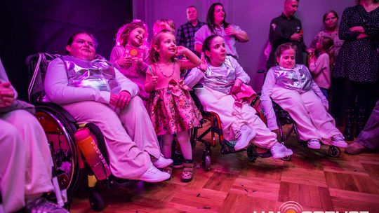 zdjęcie przedstawia dzieci na wózkach występujących na scenie GCK Gorlice