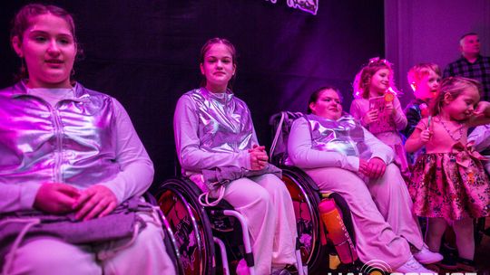 zdjęcie przedstawia dzieci na wózkach występujących na scenie GCK Gorlice