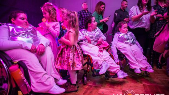 zdjęcie przedstawia dzieci na wózkach występujących na scenie GCK Gorlice