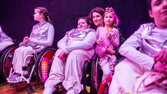 zdjęcie przedstawia dzieci na wózkach występujących na scenie GCK Gorlice