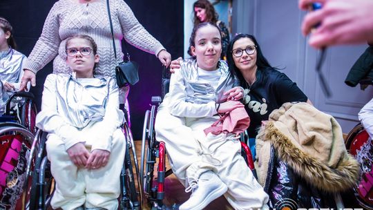 zdjęcie przedstawia dzieci na wózkach występujących na scenie GCK Gorlice