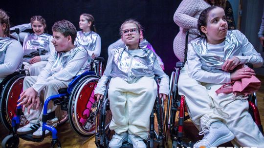 zdjęcie przedstawia dzieci na wózkach występujących na scenie GCK Gorlice