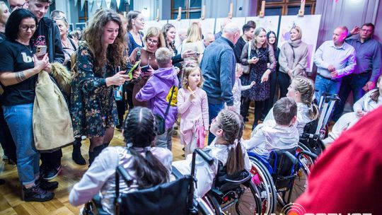 zdjęcie przedstawia dzieci na wózkach występujących na scenie GCK Gorlice