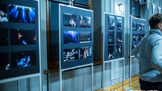 zdjęcie przedstawia dzieci na wózkach występujących na scenie GCK Gorlice