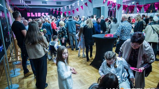 zdjęcie przedstawia dzieci na wózkach występujących na scenie GCK Gorlice