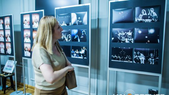 zdjęcie przedstawia dzieci na wózkach występujących na scenie GCK Gorlice