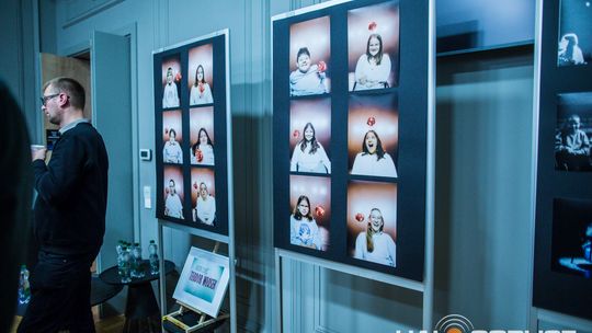 zdjęcie przedstawia dzieci na wózkach występujących na scenie GCK Gorlice