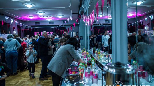 zdjęcie przedstawia dzieci na wózkach występujących na scenie GCK Gorlice