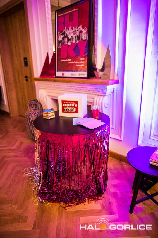 zdjęcie przedstawia dzieci na wózkach występujących na scenie GCK Gorlice