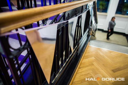 zdjęcie przedstawia dzieci na wózkach występujących na scenie GCK Gorlice