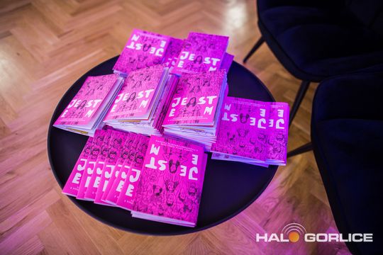 zdjęcie przedstawia dzieci na wózkach występujących na scenie GCK Gorlice