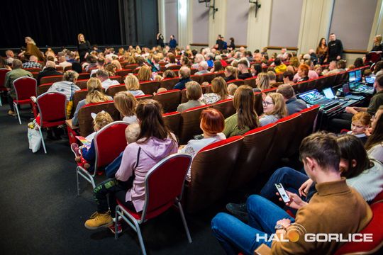 zdjęcie przedstawia dzieci na wózkach występujących na scenie GCK Gorlice