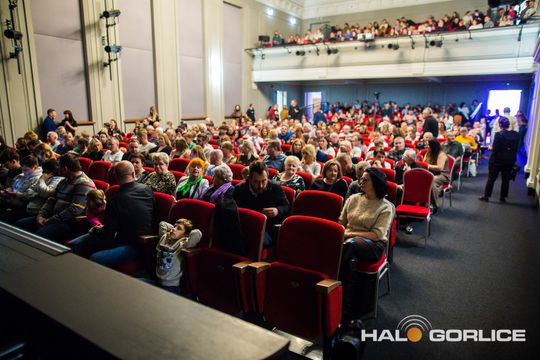 zdjęcie przedstawia dzieci na wózkach występujących na scenie GCK Gorlice