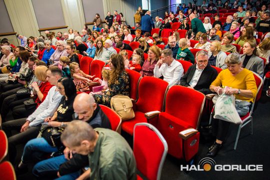 zdjęcie przedstawia dzieci na wózkach występujących na scenie GCK Gorlice