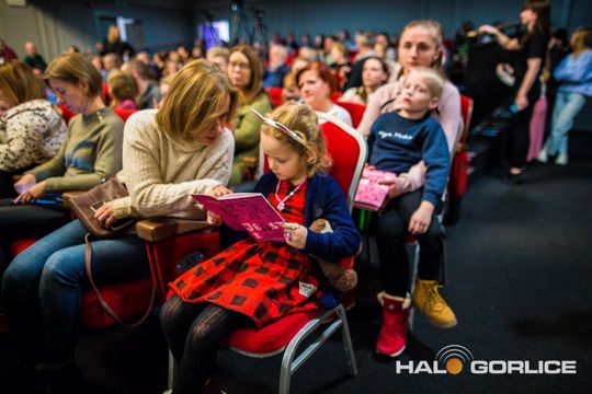 zdjęcie przedstawia dzieci na wózkach występujących na scenie GCK Gorlice