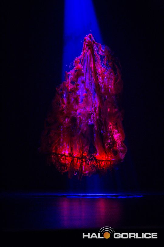 zdjęcie przedstawia dzieci na wózkach występujących na scenie GCK Gorlice